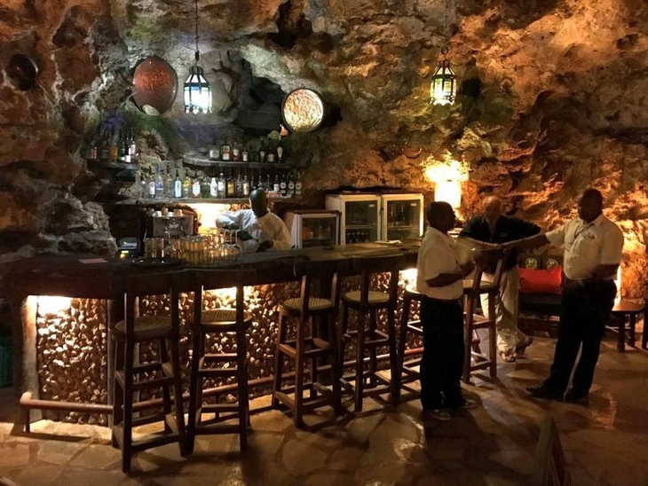 Ali Barbour’s Cave Restaurant, Диани Бич, Кения