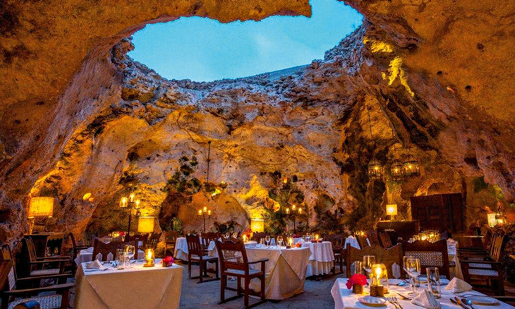 Ali Barbour’s Cave Restaurant, Диани Бич, Кения