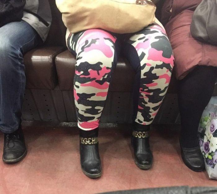 Очень смешные модники в метро, 30 фото