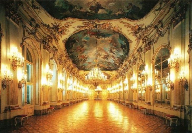 Потрясающей красоты королевские дворцы мира: 40 фото