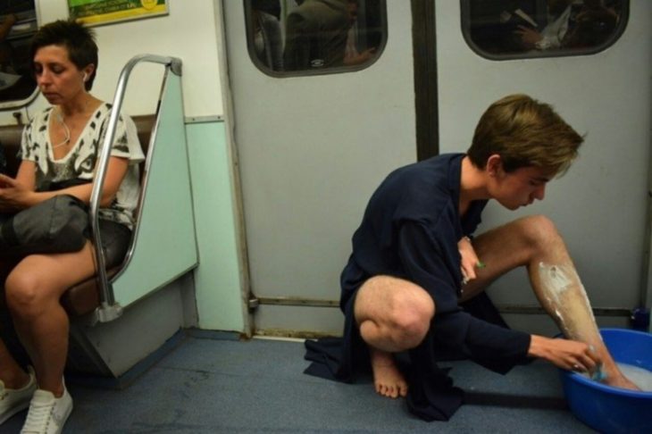 35 фотодоказательств того, что метро - самое странное место в мире