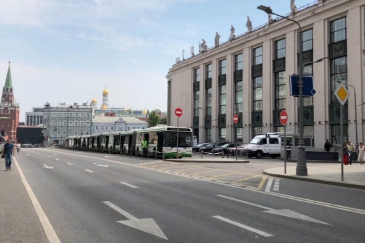 Moskva Vozdvizhenka vid v storonu Kremlya