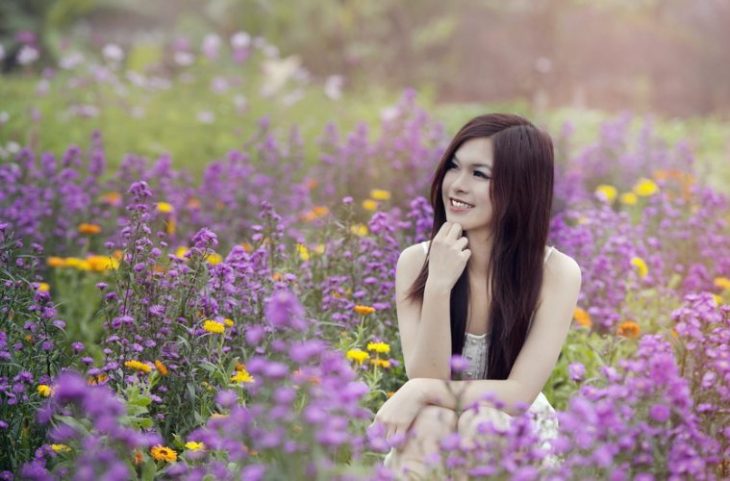 Нереально красивые фото девушек в цветочных полях