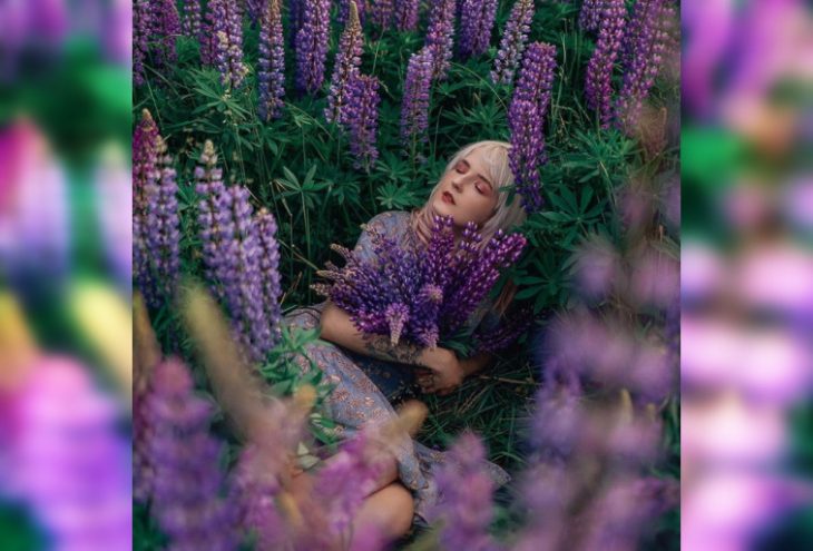 Нереально красивые фото девушек в цветочных полях