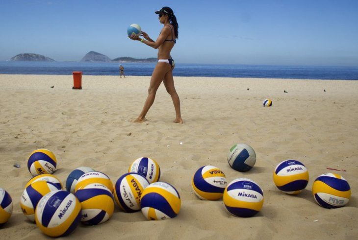 25 Energetic and Enthralling Photos of Women's Beach Volleyball