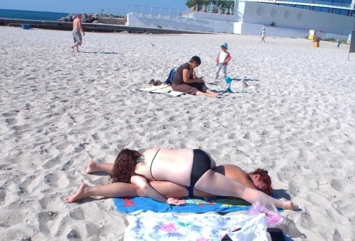 Laugh-Out-Loud: Funny Beach Photos That Will Make Your Day