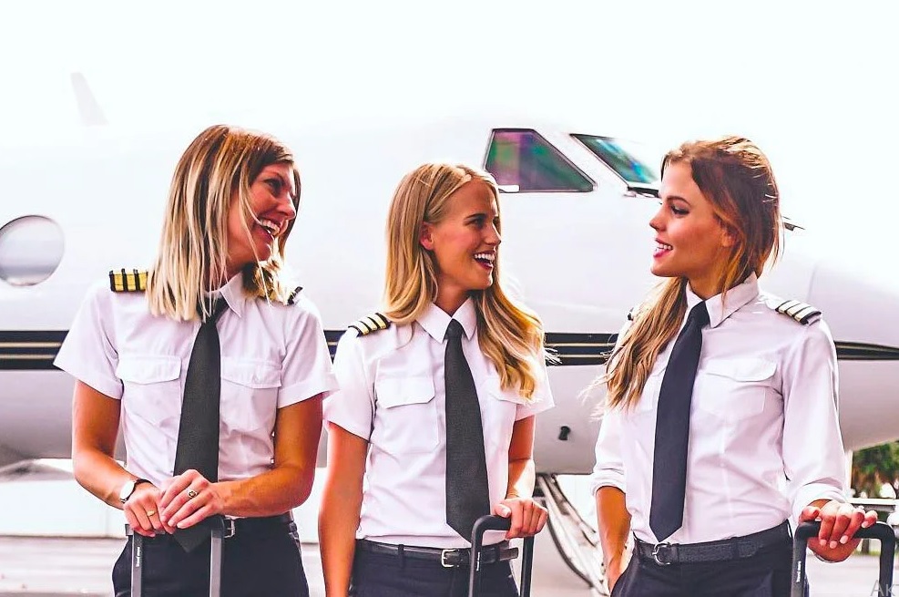 Enchanting Uniforms: 25 Breathtaking Images of Lovely Ladies
